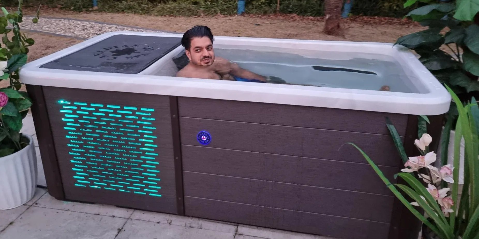 Chill Therapy Spa - Fill, plug in, and experience it Brown Finish